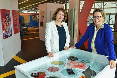 Ministerin Barbara Klepsch und Museumsleiterin Bianca Steinbock (l.) im Oktober in der Zeitwerkstadt.
