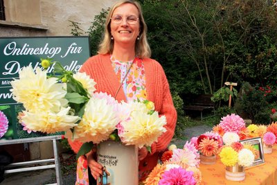 Andrea Braungarts bunte Dahliensträuße waren ein Hingucker auf dem Herbstmarkt.