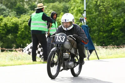 Gaststarter Ingo Arnold wurde am Sonntag Dritter mit seiner original erhaltenen DKW-Rennmaschine.
