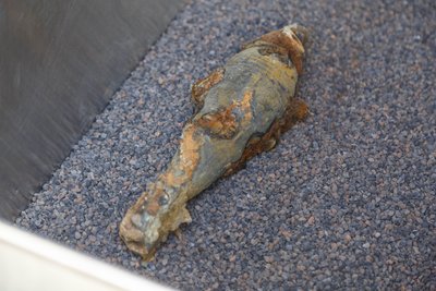 Bauarbeiter haben am Dienstag eine verschossene Nebelgranate im Flussbett  neben der Hauptstraße in Gornsdorf gefunden.