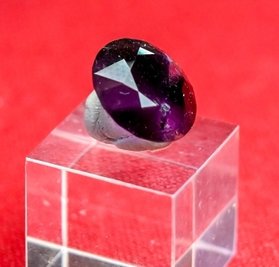 18 Karat mit Brillantschliff: Der kleine Amethyst funkelt in dunklen Violetttönen.