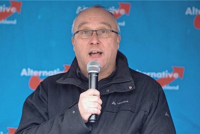 Der frühere  AfD-Bundestagsabgeordnete Jens Maier darf in Sachsen nicht mehr als Richter arbeiten, erhält aber seine vollen Bezüge. Die Justizministerin will für solche Fälle die Rechtslage ändern lassen. 