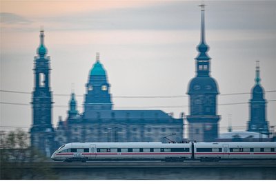 Ein ICE der Deutschen Bahn fährt vor der Dresdner Altstadtkulisse über die Marienbrücke. Auch die ICE-Flotte fuhr im vorigen Jahr einen Millionenverlust ein.