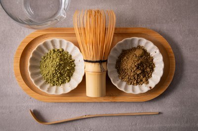 Matcha (l) wird aus jungen, beschatteten Grünteeblättern hergestellt. Für Hojicha kommen ältere Blätter und Stängel zum Einsatz, die nach dem Dämpfen kräftig geröstet werden.