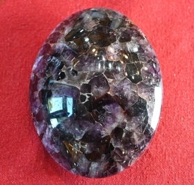 Das Foto zeigt einen Cabochon (Glattschliff). Der Rohstein wurde einst in Pobershau gefunden.