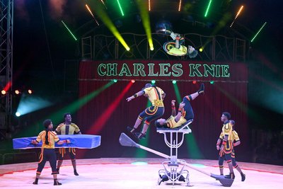 Die „Kolfe Troupe“ wurde für ihre akrobatische Mischung aus Schleuderbrett und Ikarischen Spielen bereits mehrfach ausgezeichnet.