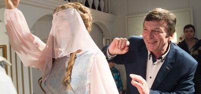 Neben vielen Stars der internationalen Märchenfilmszene kommt unter anderem Pavel Travnicek, der Prinz aus "Drei Haselnüsse für Aschenbrödel", zum Filmfestival Fabulix. Und auch die Originalkostüme aus dem Märchenfilm sowie aus anderen Produktionen werden in Annaberg-Buchholz während des Festivals ausgestellt.
