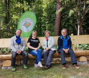 Eingeweiht wurde die Bank durch die Präsidentin des Wanderverbandes, Kathrin Hager aus Adorf (2. von rechts), ihren Ehemann Heinz (links), Ortschaftsratschefin Heike Sauer (2. von links) und Rainer Ittner aus Eichigt (rechts).