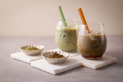 Perfekt für den Sommer: gekühlter Hojicha oder Matcha Latte auf Eiswürfeln.