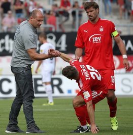 Aufstehen und weiter: Zwickaus Sportvorstand David Wagner tröstet Nils Miatke (Mitte) nach der bitteren 0:1-Heimniederlage gegen Würzburg. Ronny König war nach Abpfiff genauso enttäuscht.