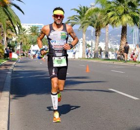 Frieder Jäckel beim Marathon auf der Strandpromenade in Nizza. 