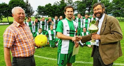 Mit dem Kreisligatitel 2011 feierten Kapitän Enrico Held und sein Team den letzten großen Erfolg der Falkenbacher Fußballer. 