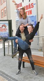 Fabian Broermann, Ismeria Urban, Anna Pinter (r.) und weitere freiberufliche Musicaldarsteller sind bei der "Csárdásfürstin" auf der Seebühne Kriebstein zu erleben. Hier posieren sie vorm Freiberger Stadttheater.