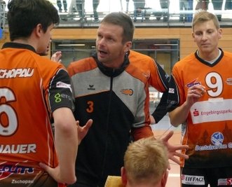 Trainer Andreas Richter schwört sein Team ein. 