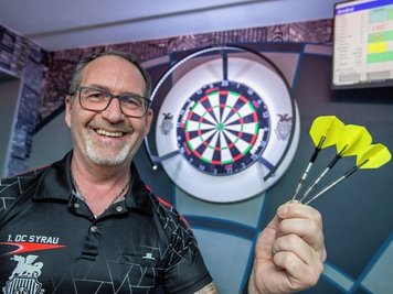 André Löffler ist das Gesicht des 1. DC Syrau. Am Freitag darf er ein Leg gegen den 16-fachen Weltmeister Phil Taylor spielen. 