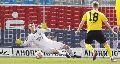 Kevin Kunz pariert Marc Brasnics Elfmeter.