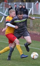 Ein verrücktes Spiel haben die Kicker des VfB Grünhain-Beierfeld um Lars Münzner (r.) und Teutonia Bockau um Sebastian Vogt beim 6:4-Sieg des VfB erlebt. 