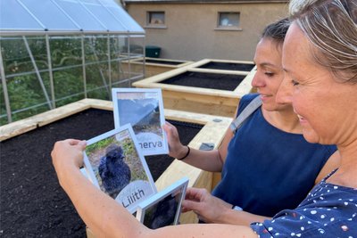 Von jedem Seidenhuhn gibt‘s ein Foto mit dazugehörigem Namen. Die Hochbeete werden am Sonntag zur Eröffnung des Mitmachgartens von Kindern bepflanzt.
