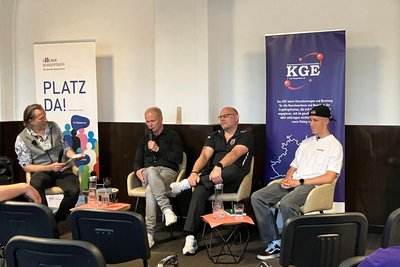 Moderator Alexander Fuchs im Gespräch mit Thomas Schlesinger, Patrick Terjung und Leon Gräßler (v. l.).