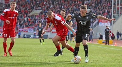 FSV-Stürmer Aykut Öztürk (re.) lässt Erfurts Luka Marino Odak aussteigen; links beobachtet Christoph Menz die Szene.
