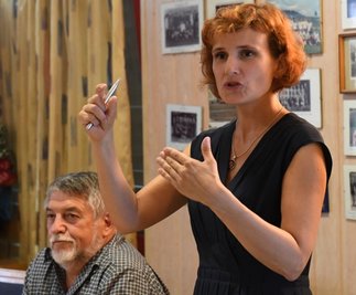 Katja Kipping, die Parteivorsitzende der Linken, hat im erzgebirgischen Schwarzenberg mit Menschen aus der Region diskutiert.