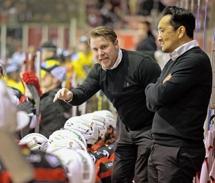 Mitte Februar beurlaubten die Eispiraten Crimmitschau Coach Marian Bazany und beförderten seinen bisherigen Assistenten Jussi Tuores (2. von rechts) zum Chef hinter der Bande. Sein erstes Spiel in der Verantwortung war gegen Bayreuth und wurde 5:3 gewonnen. Nun treffen beide Teams im Abstiegskampf aufeinander. 