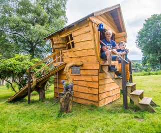 Dietrich Möschler hat auf seinem Grundstück in Grünhain für seinen fünfjährigen Enkel Emilio ein Baumhaus gebaut. Gerade erst wurde es noch einmal mit Holzschutz frisch gestrichen. 