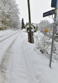 Der Schnee deckt die Schäden zu: Der Saydaer Weg in Neuhausen soll nun 2022 erneuert werden.