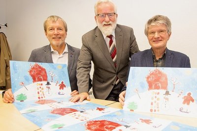 Präsentieren stolz den neuen Rotary-Adventskalender: Dr. Hans Neuser vom Rotary-Club Vogtland Schloss Voigtsberg, Holger Männel vom Club Reichenbach-Auerbach und Matthias Seidel vom Plauener Club (von links).