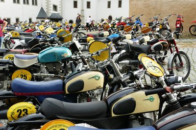 Der Parc Fermé auf dem Hof von Schloss Wildeck wird Ende September wieder prall gefüllt sein mit historischen Maschinen.