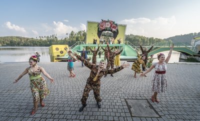Die freiberuflichen Musicaldarsteller bereichern die Inszenierung der Operette "Die Csárdásfürstin" von Emmerich Kálmán auf der Seebühne in Kriebstein. 