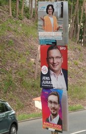 Auf Plakate am Straßenrand setzen alle Bewerber. 