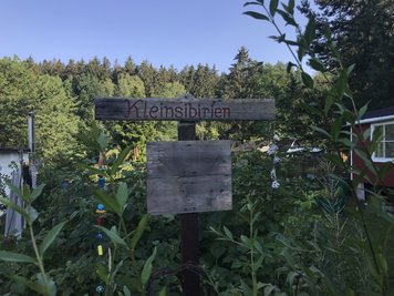 Die sieben Minuten Fußmarsch lohnen sich - entlang des Weges gibt es schon einiges zu entdecken. 