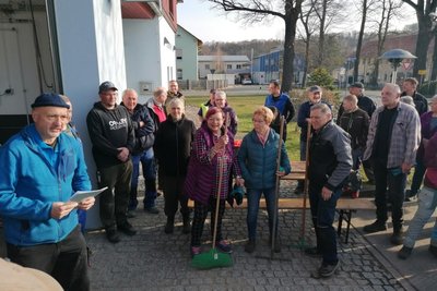 Frühjahrsputz in Plohn, die Beteiligung ist traditionell hoch.