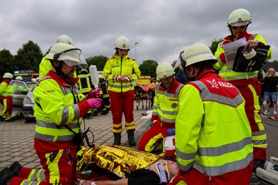 Einsatzkräfte trainierten den Ernstfall und 30 Schüler erlebten die schlimmen Folgen von Alkohol am Steuer.