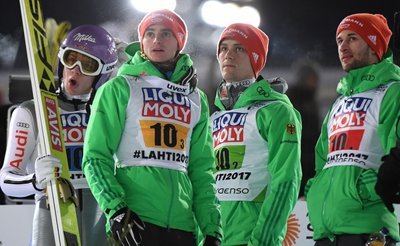 Pures Entsetzen: Andi Wellinger, Richard Freitag, Stephan Leyhe und Markus Eisenbichler (v. l.) beim Blick auf die Anzeigetafel.