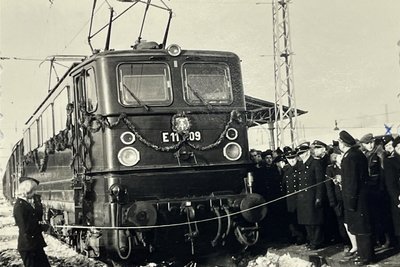 Als erster Zug mit E-Lok fuhr der P4207 am 20. Dezember 1963 um 10.17 Uhr in Reichenbach nach Leipzig Hbf ab.