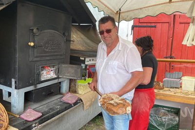 Silvio Jürgens bietet an seinem Stand frisches Ofenbrot an. Jedes seiner Brote geht warm über den Ladentisch. Der Renner an der Gräfenmühle war das Knobibrot.