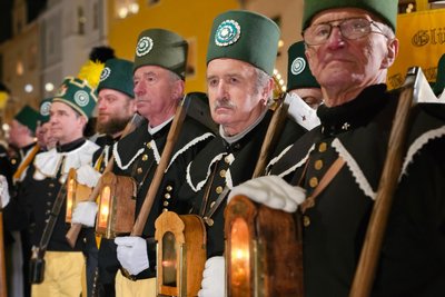 Teilnehmer einer Bergparade. Viele Menschen waren nach der Wende vom Strukturwandel betroffen. Das Projekt „Von Erzgebirgsstuben & Mundlöchern“ soll Lebensläufe beleuchten.