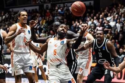 Im Eurocup haben die Niners Chemnitz um Kevin Yebo (links) und Corey Davis (Mitte) in dieser Saison die besten Spiele abgeliefert. Hier eine Szene aus dem Heimspiel gegen Bourg-en-Bresse, das sie mit 88:82 gewinnen konnten.