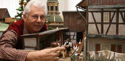 
              <p class="artikelinhalt">Norbert Kühnel am Modell eines Bauernhofes aus Niederalbertsdorf, eine Station des Krippenweges. </p>
            