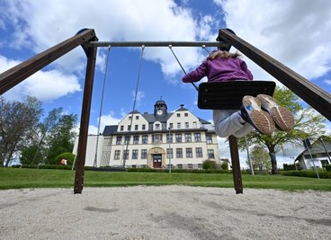 Blick auf den Spielplatz neben der Grundschule in Köthensdorf. Dort fehlt es an heißen Tagen an Schatten. 