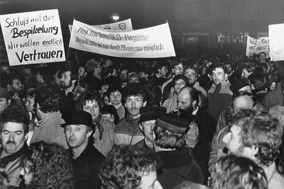 Ein Bild von einer der insgesamt zwölf Wendedemos, die in Auerbach auf die Premiere vom 27. Oktober 1989 folgten.