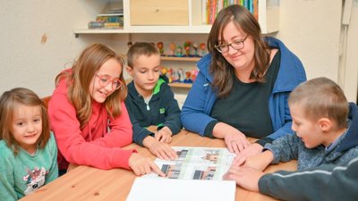 Janek Schaller (rechts) mit seiner Mama Stefanie Schaller und seinen Geschwistern. 