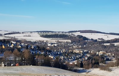 Die Gemeinde Neuhausen am Schwartenberg: Laut Bürgermeister liegen fertige Konzepte in der Schublade, um 2022 wieder gemeinsam die traditionellen Feste zu feiern - wenn Corona es zulässt. 