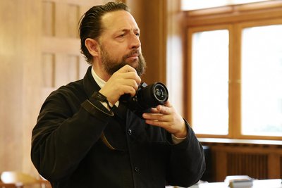 Der Hamburger Fotograf Rüdiger Glatz bei seiner Erkundung von Chemnitz, hier 2023 unter anderem im Neuen Rathaus auf Motivsuche.