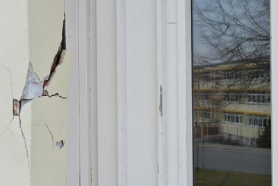 An der Turnhalle an der Gimmlitztal-Grundschule in Lichtenberg hat der Zahn der Zeit genagt.