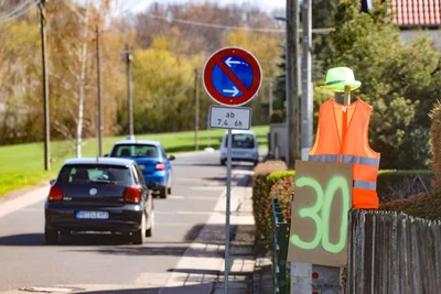 Auch mit selbst gemalten Schildern und aufgehängten Warnjacken weisen Anwohner der Gartenstraße (im Bild) und der Lichtensteiner Straße auf Tempo 30 hin.