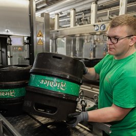 Der Schwiegersohn in spe, Sebastian Müller, ist auch schon Teil des Brauerei-Teams. Im Bild bestückt er gerade die neue Fassabfüllung.