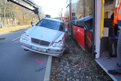 Der Mercedes ist schrott.
